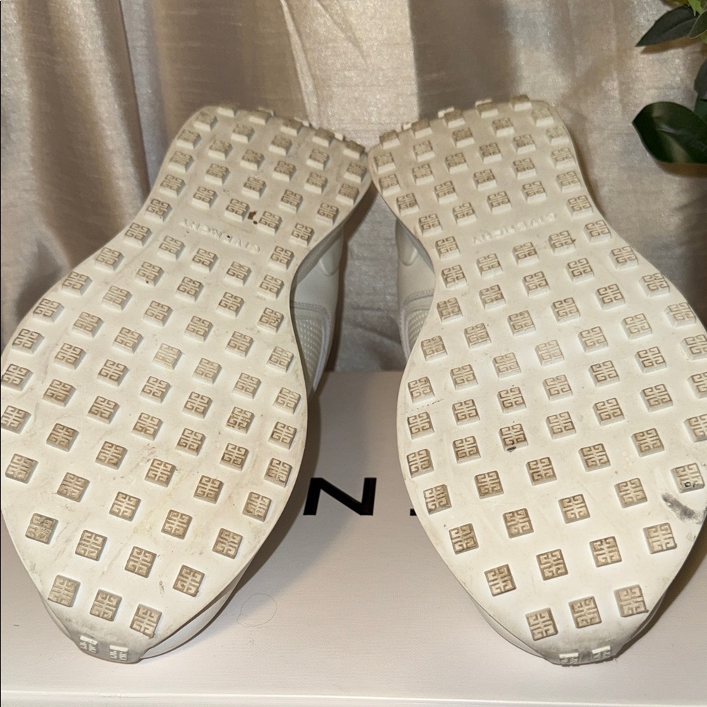 π€ Authentic Givenchy GIV Runner Logo Sneakers White 7 37 π€ - Picture 13 of 15
